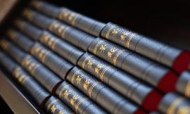 "我们遵守神的诫命，这就是爱他了。"