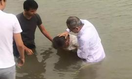 【得救要道】为什么受洗的时候必须说：奉耶稣的名。说：奉父子圣灵的名不可以？